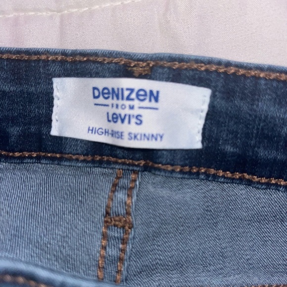 only worn like twice. size 2 high rise skinny levi jeans - Picture 4 of 4
